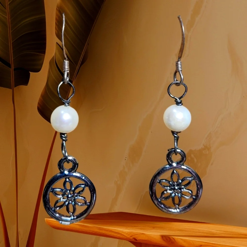 Dainty Pearls and Daiseys Dangle Earrings - Picture 1 of 3